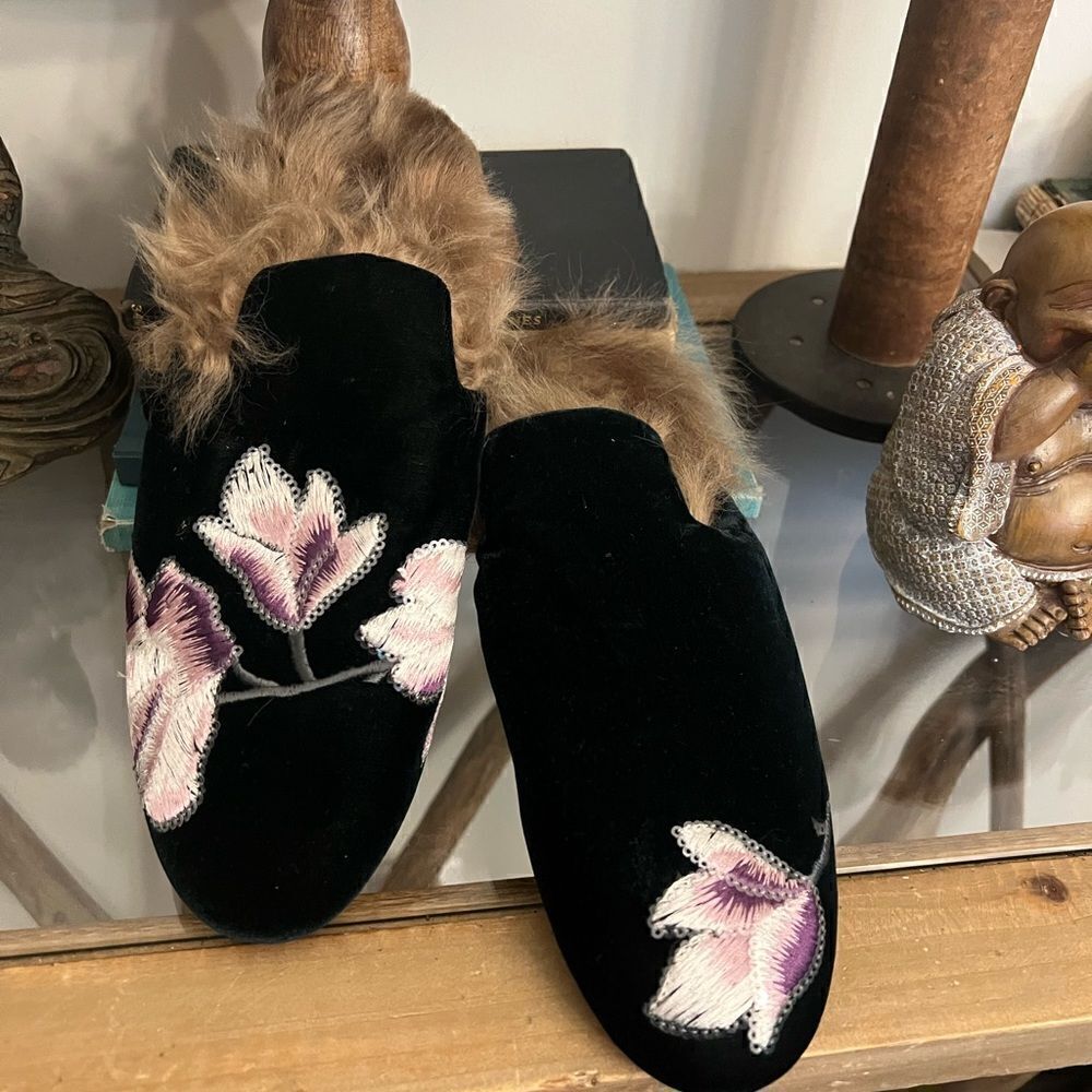 GIA COUTURE BLACK VELVET FLORAL FUR SLIP ON FLATS SHOES. Made in Italy. Size 37.